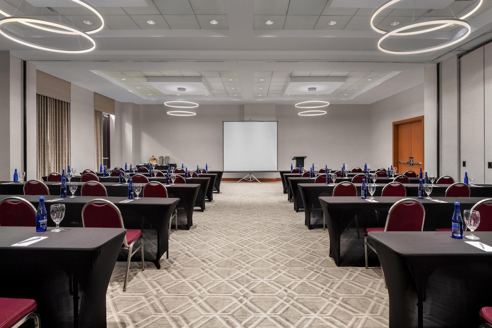 Embassy Suites Boston Logan Airport - photo 40