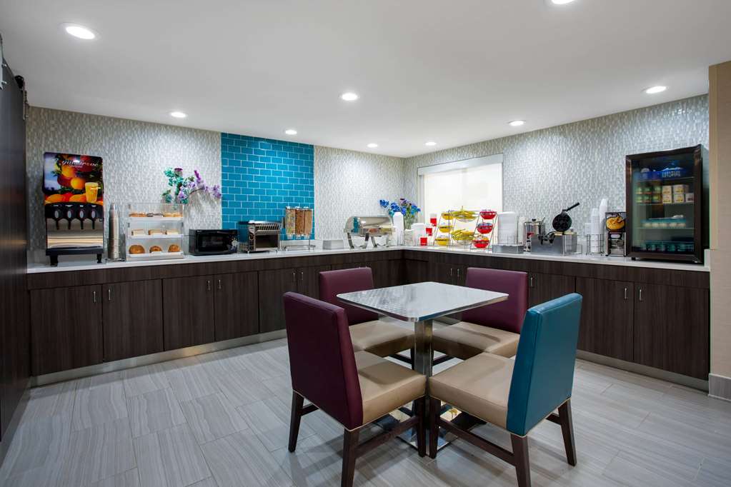 La Quinta Inn & Suites by Wyndham Roanoke Salem - photo 45