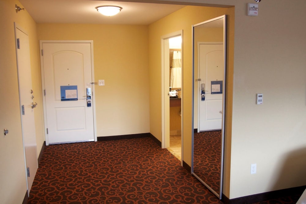 Hampton Inn & Suites Watertown - photo 21
