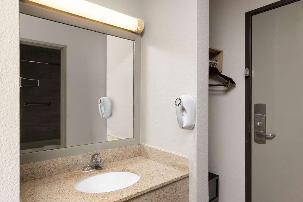 Days Inn by Wyndham Carthage - photo 13