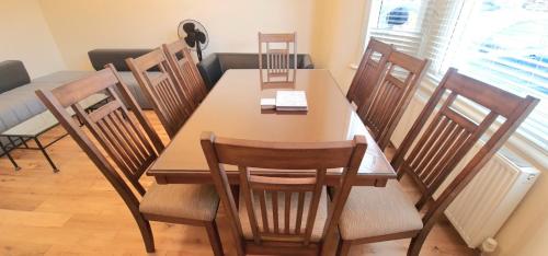 London Luxury 3 bedroom flat 2 bathrooms Living Room free parking 4 mins to station garden — 4-Star Luxury Hotel in Ilford, United Kingdom