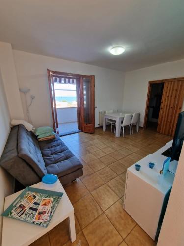 Incantevole appartamento con terrazza vista Monte Conero ombrellone con due lettini inclusi — 4-Star Luxury Hotel in Marcelli, Italy