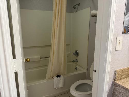 Key West Inn Chatsworth - photo 28
