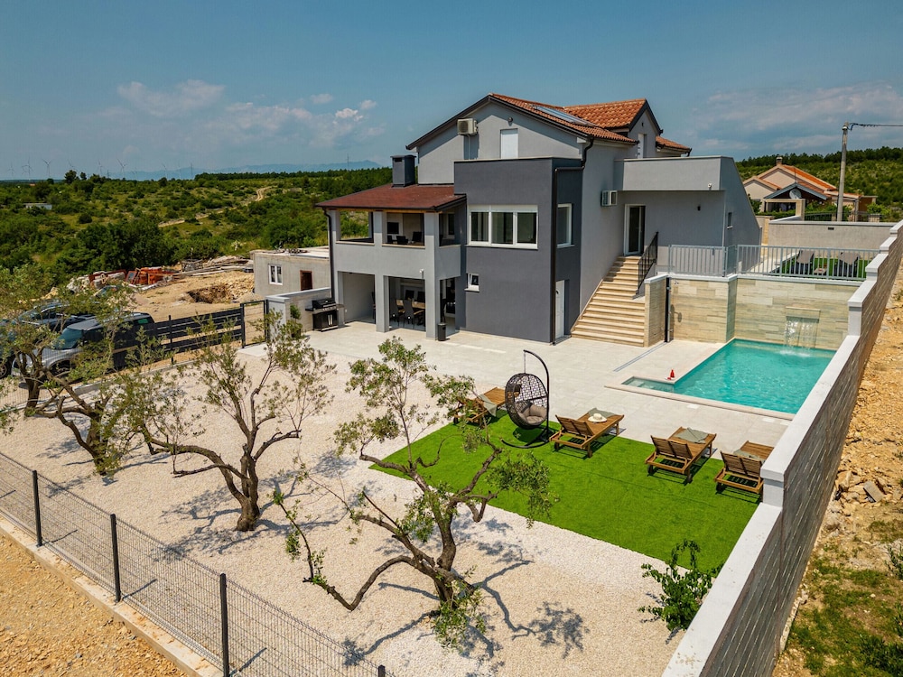 Villa Pezer ZadarVillas — 4-Star Luxury Hotel in Benkovac, Croatia