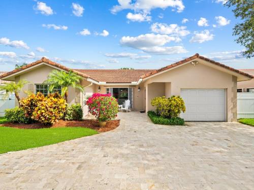 Beach Bungalow I Walk to Private Beach I Swimspa I Jacuzzi — 4-Star Luxury Hotel in Fort Lauderdale, United States