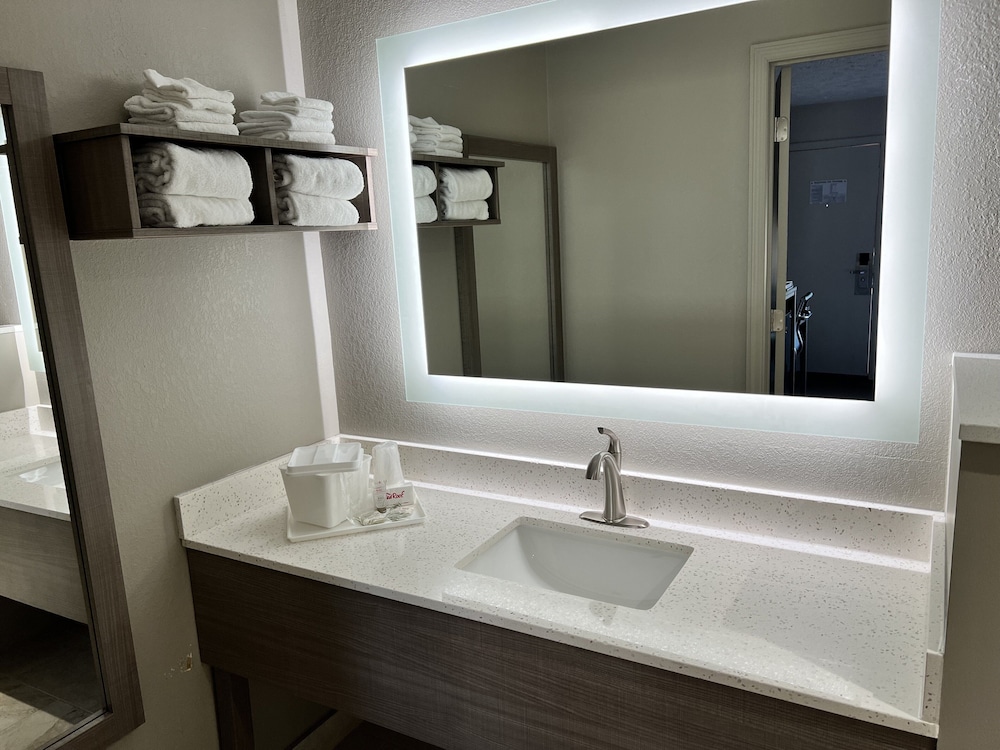 Deluxe Inn Georgetown - photo 10