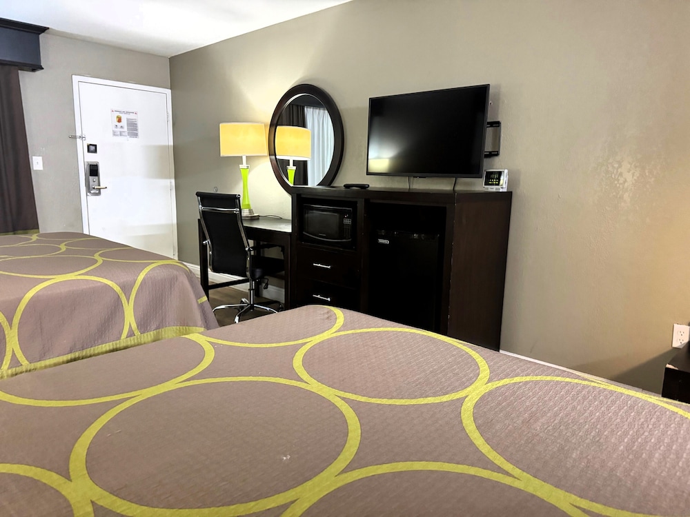Super 8 by Wyndham Tupelo Airport - photo 19