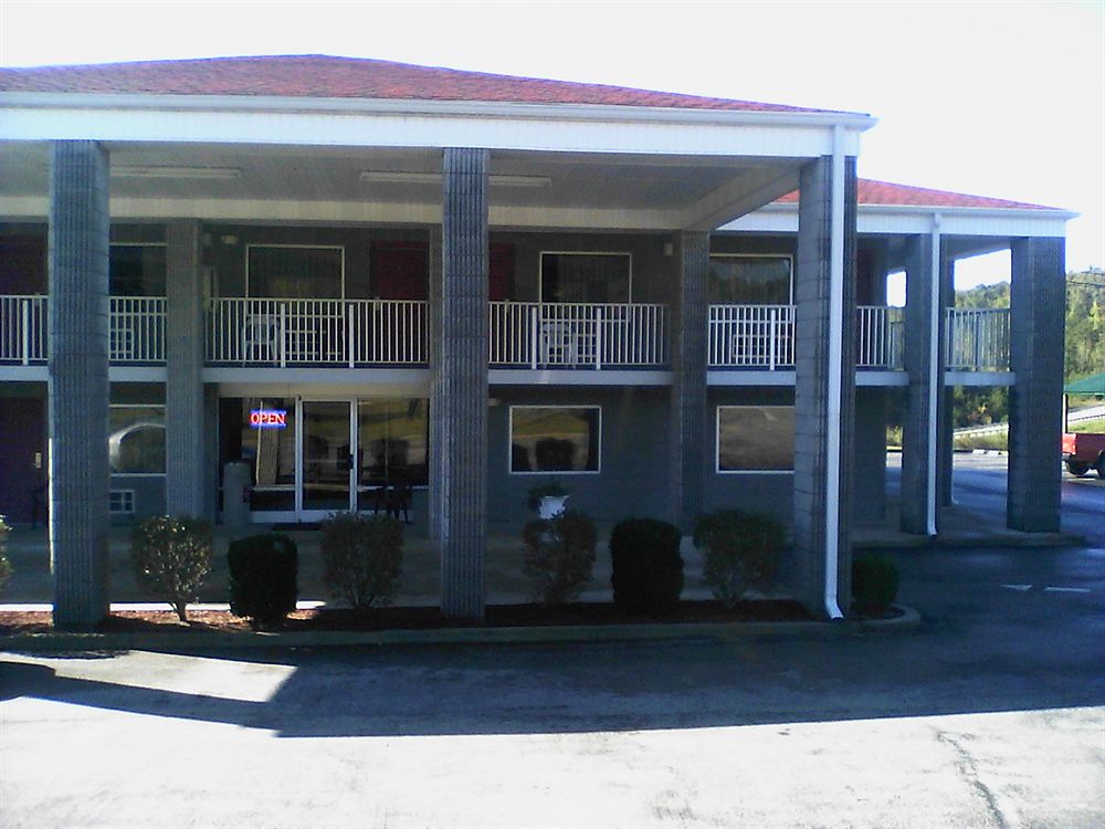 Campton Parkway Inn - photo 45