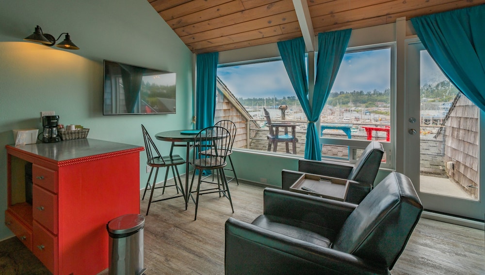 Embarcadero Resort Hotel & Marina - photo 11