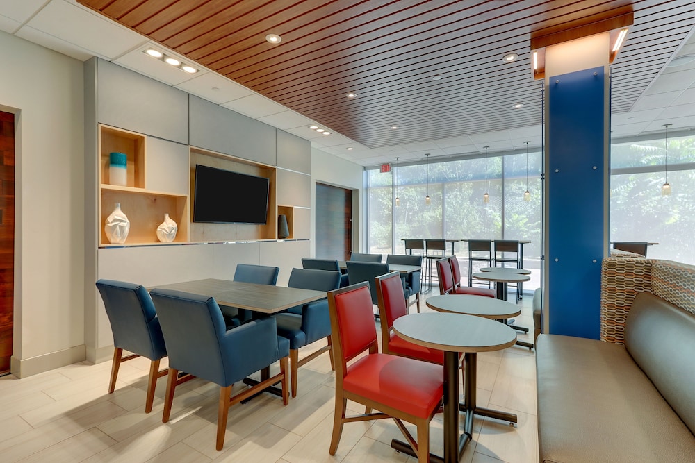 Holiday Inn Express & Suites Roanoke Civic Center by IHG - photo 47