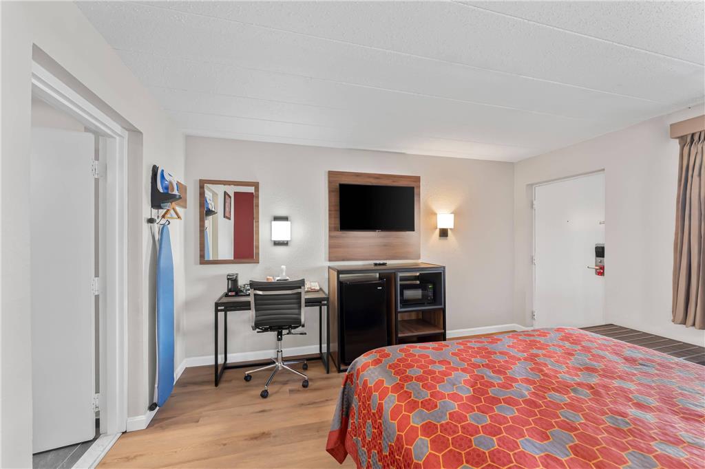 Econo Lodge Cranston Providence - photo 32