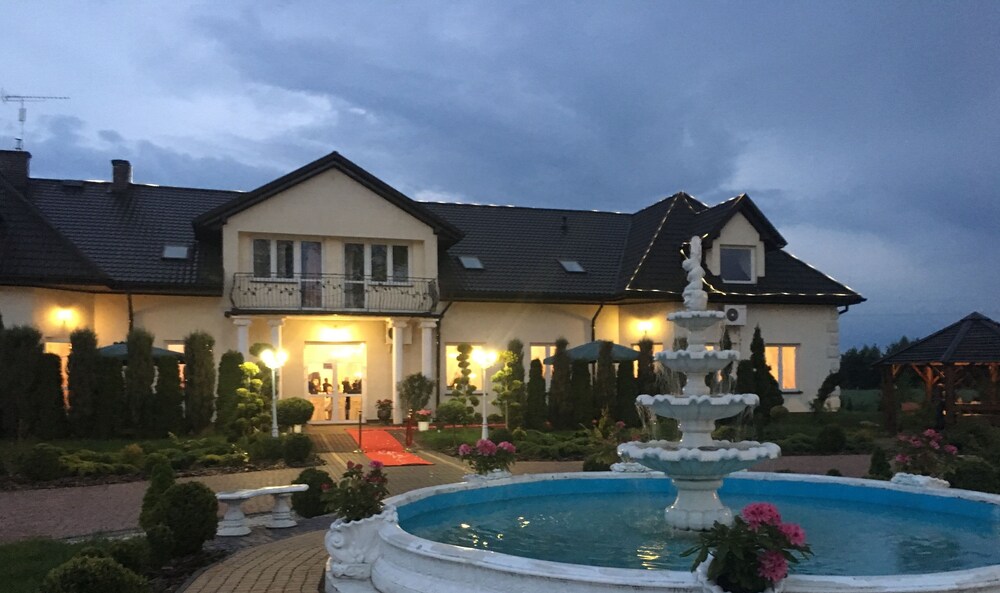 Motel Jaśminowy Dworek Człekówka 67 B — 4-Star Luxury Hotel in Kolbiel, Poland
