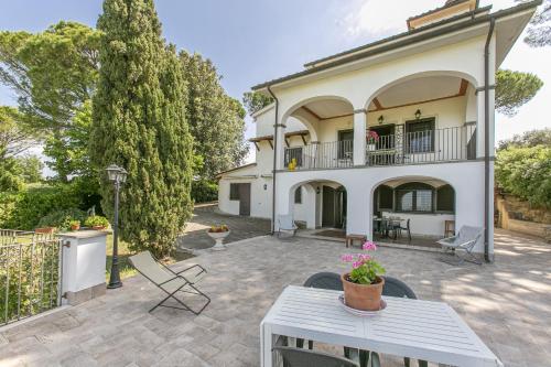 Villa Bagolini — 4-Star Luxury Hotel in Mentana, Italy