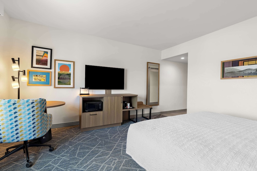 Hampton Inn & Suites by Hilton Corona - photo 29