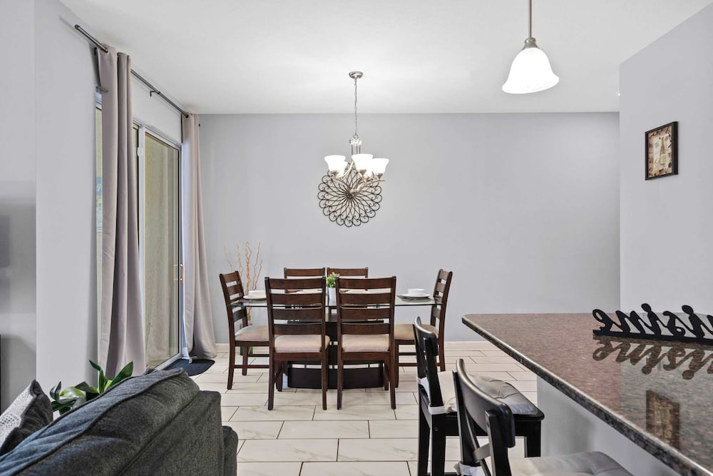 Spacious 4BR Townhome With Pool at Storey Lake - photo 17