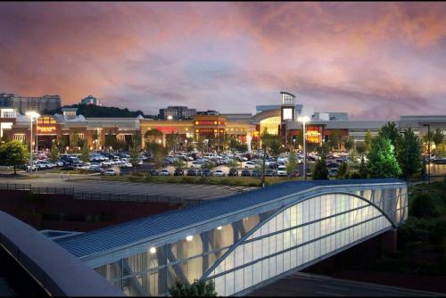 Cozy Cumberland ATL Home w Hot Tub — 4-Star Luxury Hotel in Atlanta, United States