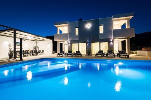 Villa Sky Heating Pool — 4-Star Luxury Hotel in Kastel Novi, Croatia