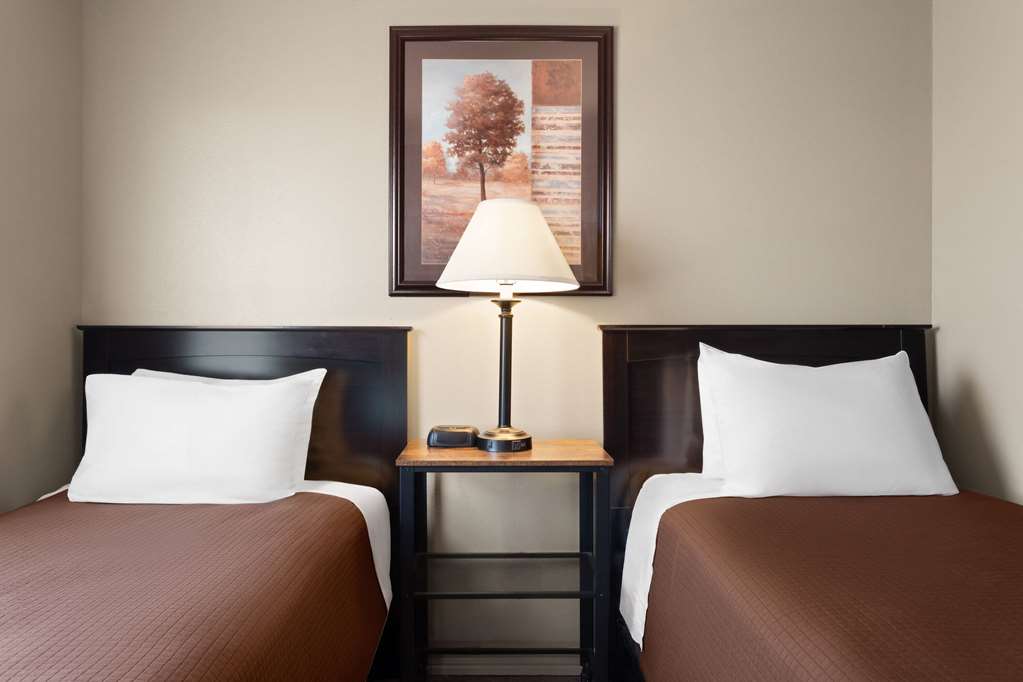 Eagle's Den Suites Cotulla a Travelodge by Wyndham - photo 23