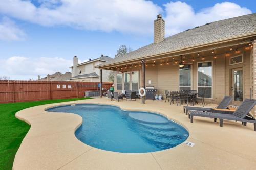 5 Bed 2 Bath with Pool & Backyard Retreat in Waxahachie, United States