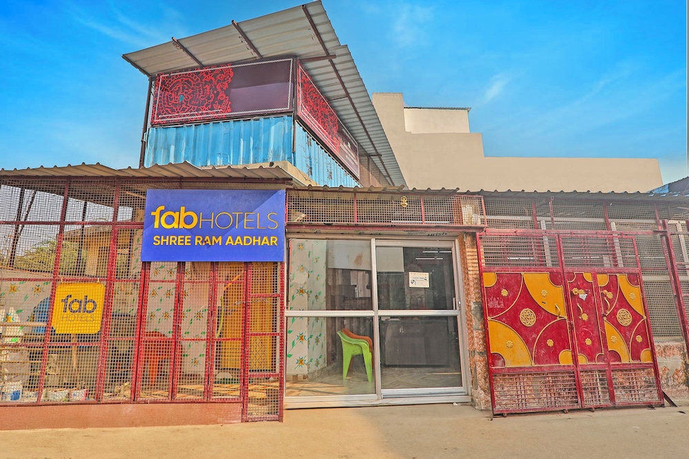 FabHotel Shree Ram Aadhar 800m from Ram Mandir in Fyzabad, India