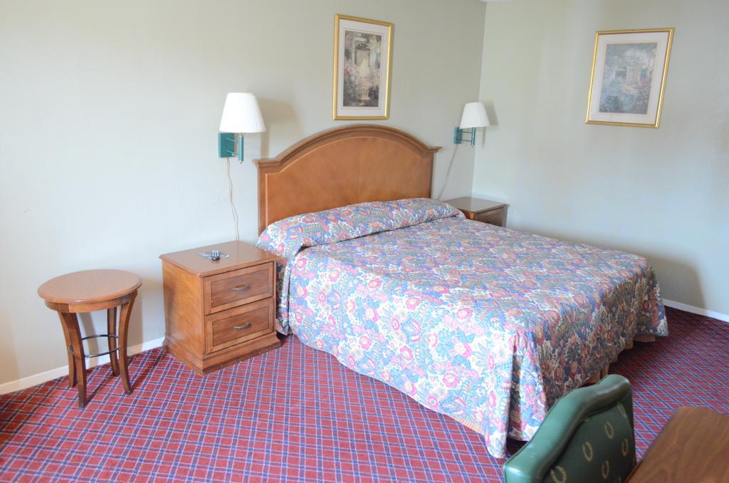 Red Carpet Inn Hornwood Drive - photo 11