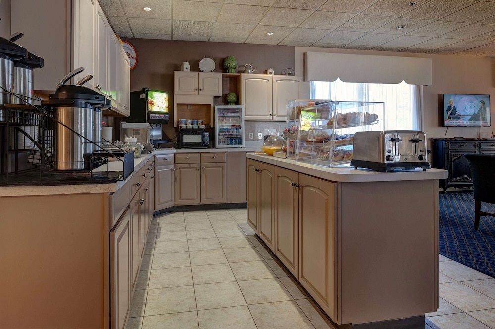 Howard Johnson by Wyndham Amherst Hadley - photo 14
