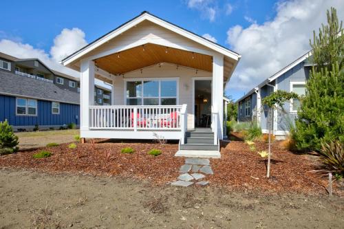 Tranquility Base Cottage — 4-Star Luxury Hotel in Ocean Shores, United States