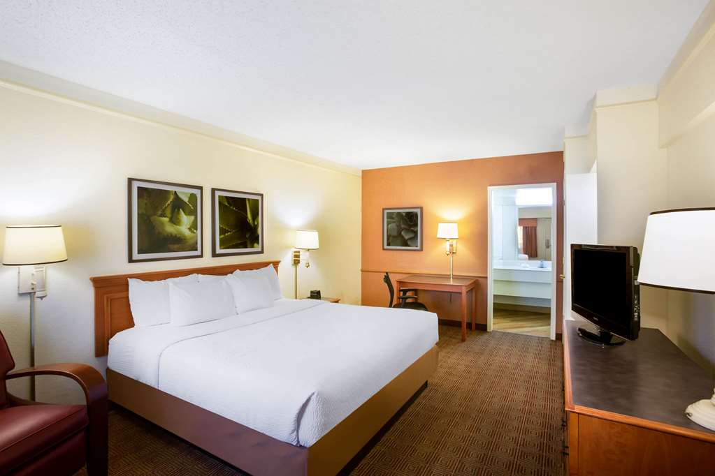 La Quinta Inn by Wyndham Austin Capitol Downtown - photo 14