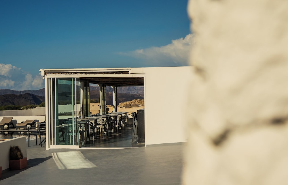 Serenità Luxury Suites in Oia, Greece