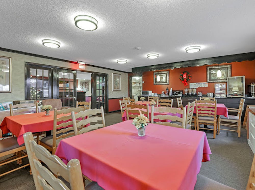 Red Roof Inn Uhrichsville - photo 26