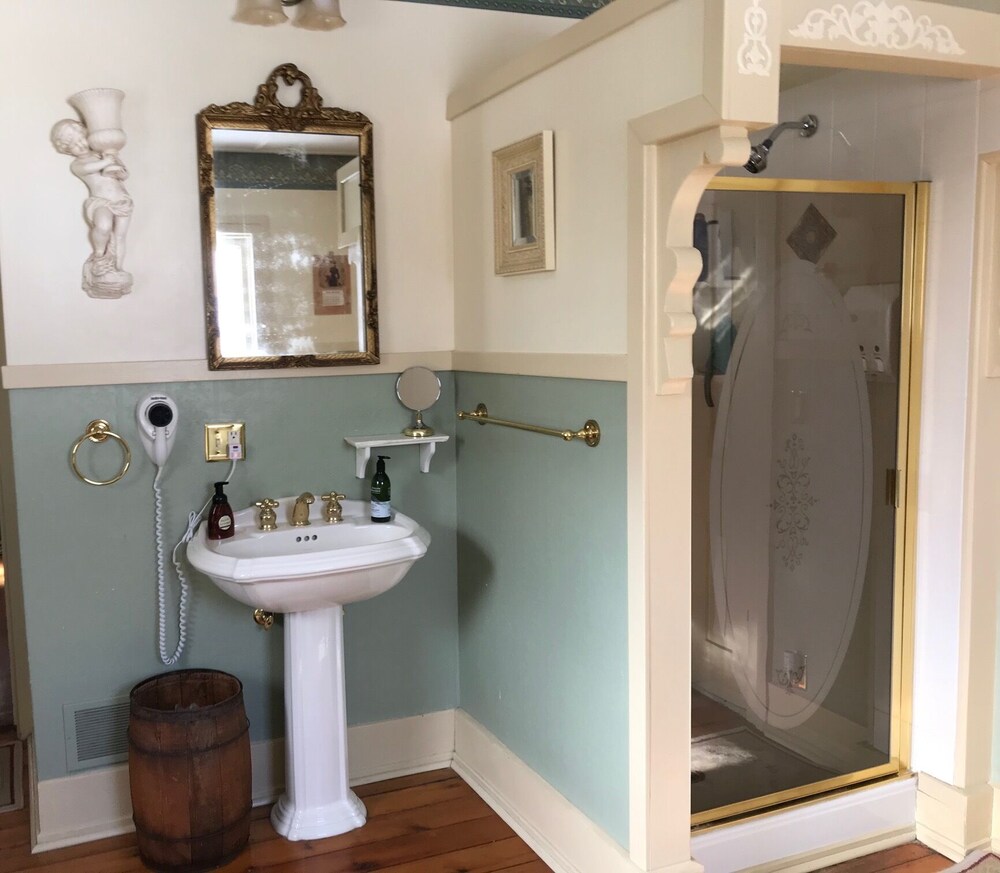 Iron Amethyst Inn Boutique Hotel - photo 14