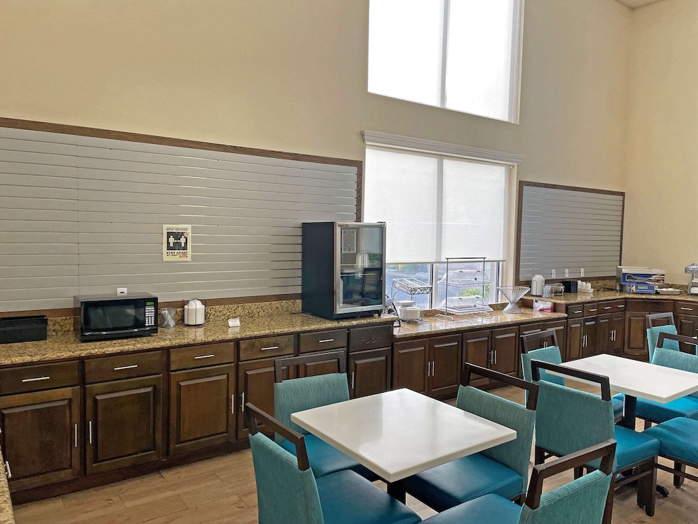 La Quinta Inn & Suites by Wyndham Sarasota I75 - photo 29