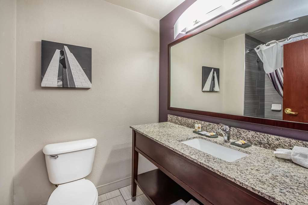 La Quinta Inn & Suites by Wyndham Fairborn Wright Patterson - photo 23