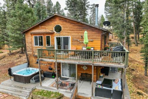 Pinetop Cabin Hot Tub BBQ Arcade Scenic Escape — 4-Star Luxury Hotel in Florissant, United States