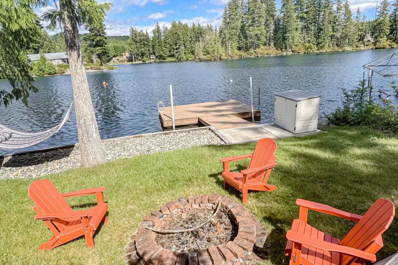 The Lakefront Treehouse — 4-Star Luxury Hotel in Shelton, United States