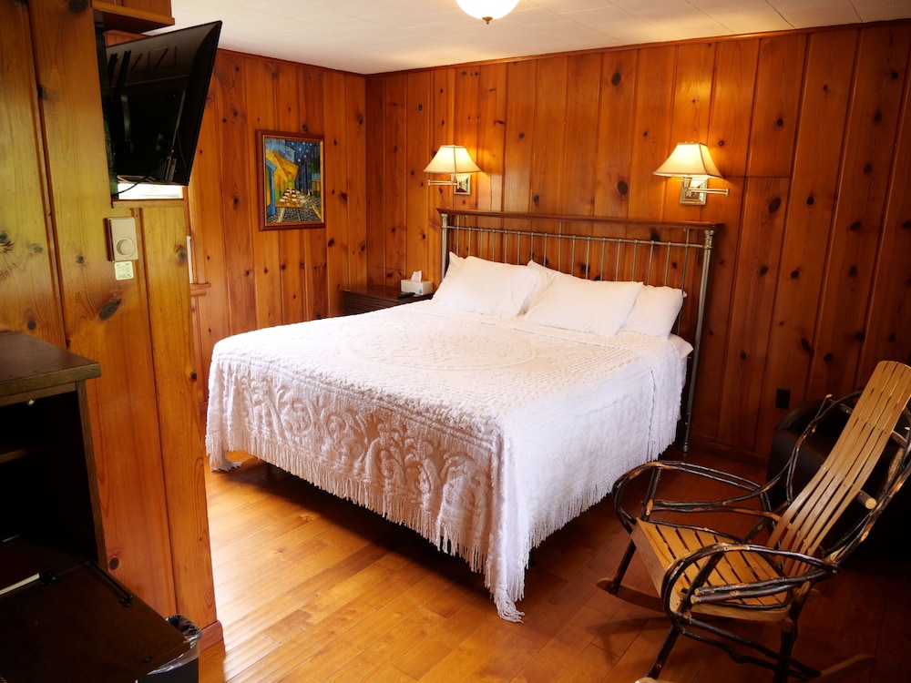 Ludington Blue Spruce Inn - photo 11