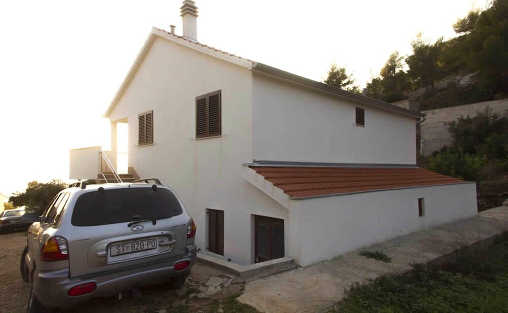 Charming Apartment in Gdinj Garden — 4-Star Luxury Hotel in Jelsa, Croatia