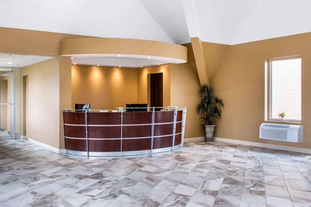 Econo Lodge Inn And Suites - photo 20