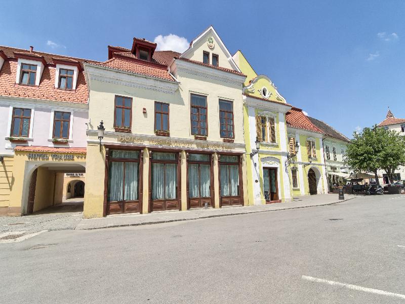 Hotel Traube — Medias