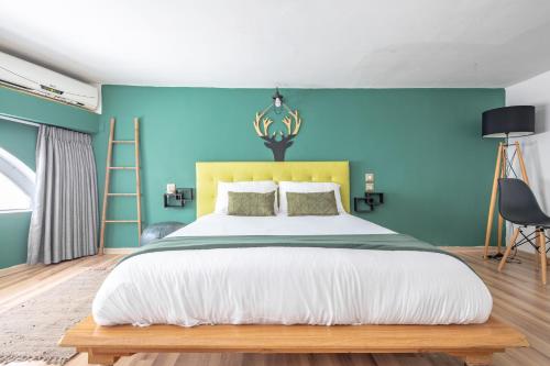 Vintage Duplex Apartment by the Beach Flea Market District — 4-Star Luxury Hotel in Tel Aviv, Israel