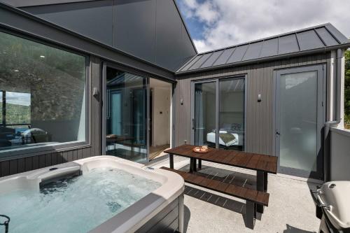 Wai Maunga Villa — 4-Star Luxury Hotel in Queenstown, New Zealand