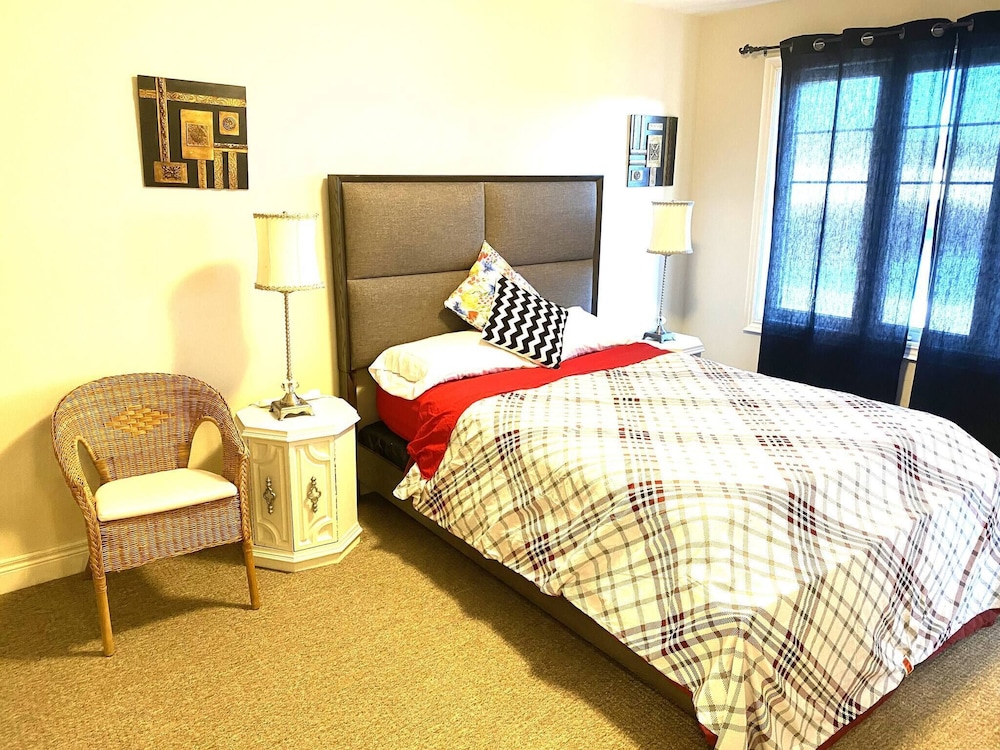 Niagara Sleeps 6 Cozy 3bed 3bath Near Falls — hotel in Thorold