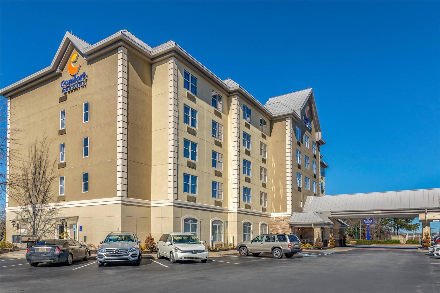 Comfort Inn & Suites near Six Flags — hotel in Lithia Springs