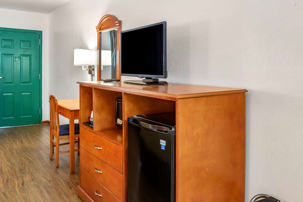 Econo Lodge Inn & Suites Albany North - photo 13