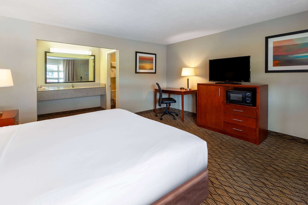 Baymont by Wyndham St. Ignace Lakefront - photo 12