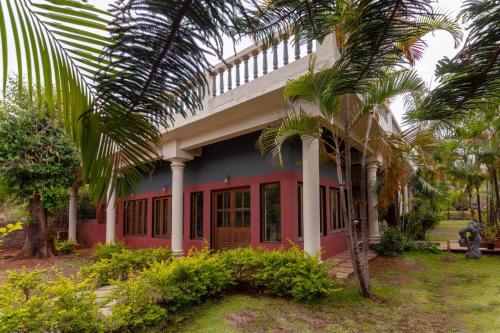 StayVista's Peace Paradise In the Heart of Panchgani with Swimming Pool Lawn Indoor Activities and Terrace — 5-Star Luxury Hotel in Panchgani, India