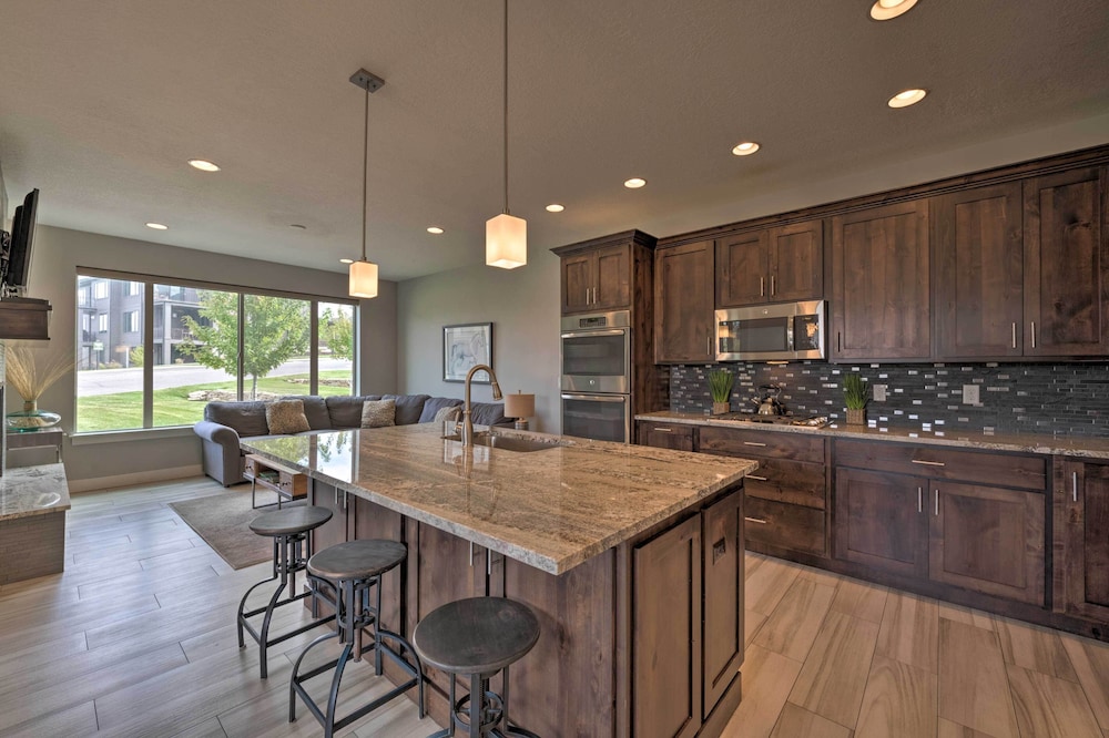 Modern Huntsville Resort Retreat with Deck And Hot Tub - photo 12