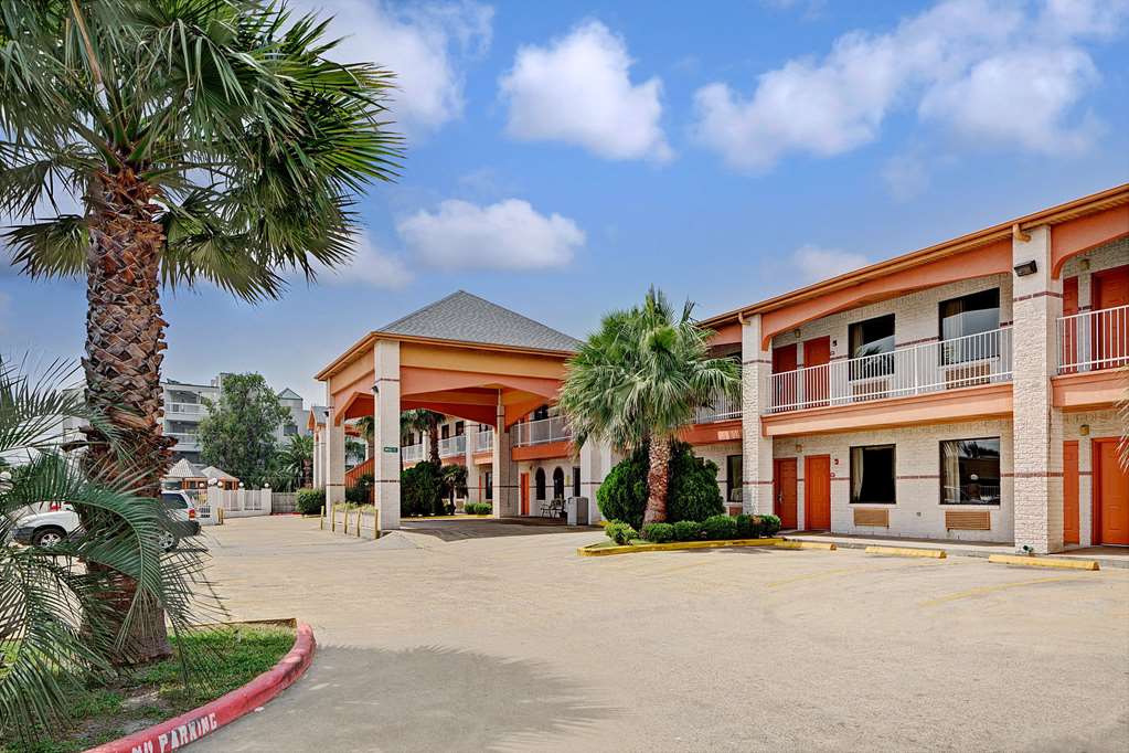 Super 8 by Wyndham Galveston — hotel in Galveston