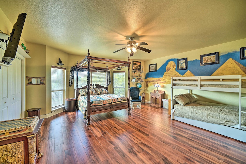 Sprawling Mico Retreat w Panoramic Views in Lakehills, United States