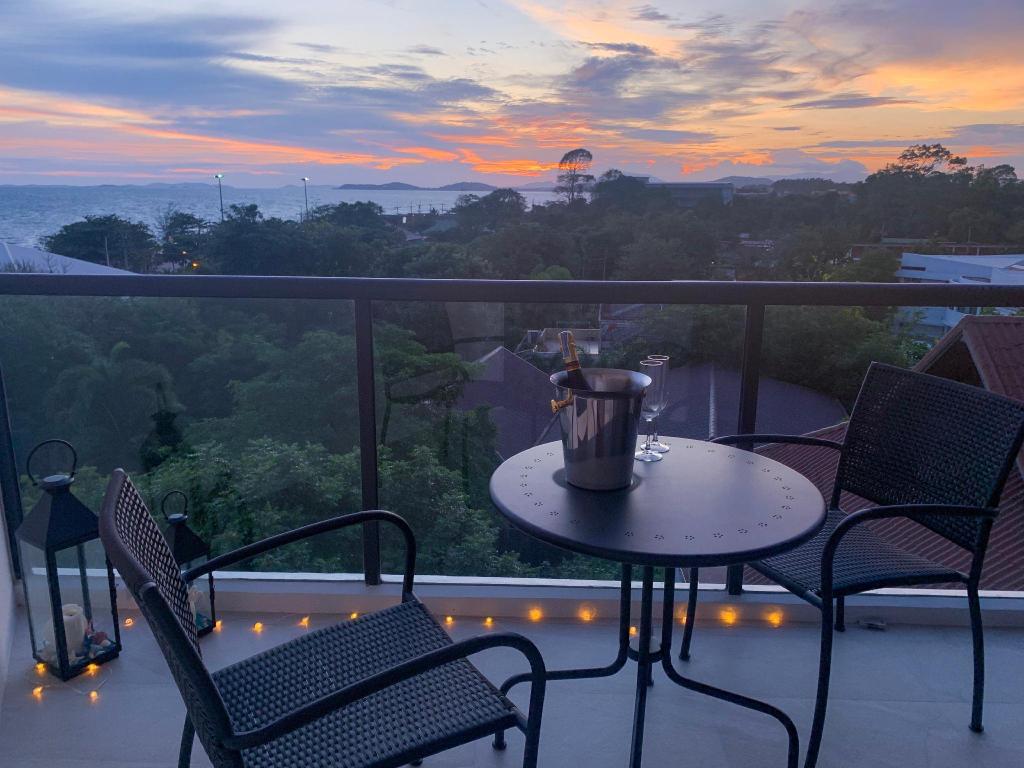 Wow Gorgeous Sunsets 5 Star Beach Condo — 5-Star Luxury Hotel in Rayong, Thailand